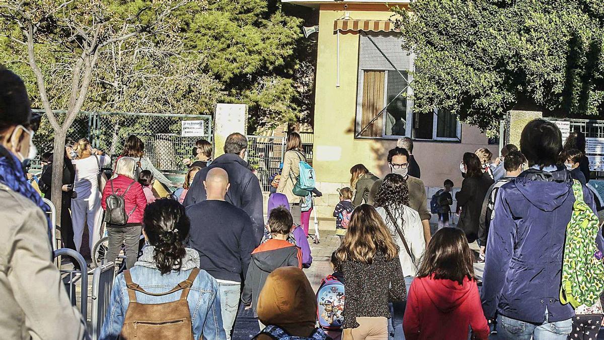 Padres y alumnos acceden a primera hora a un colegio de la provincia.