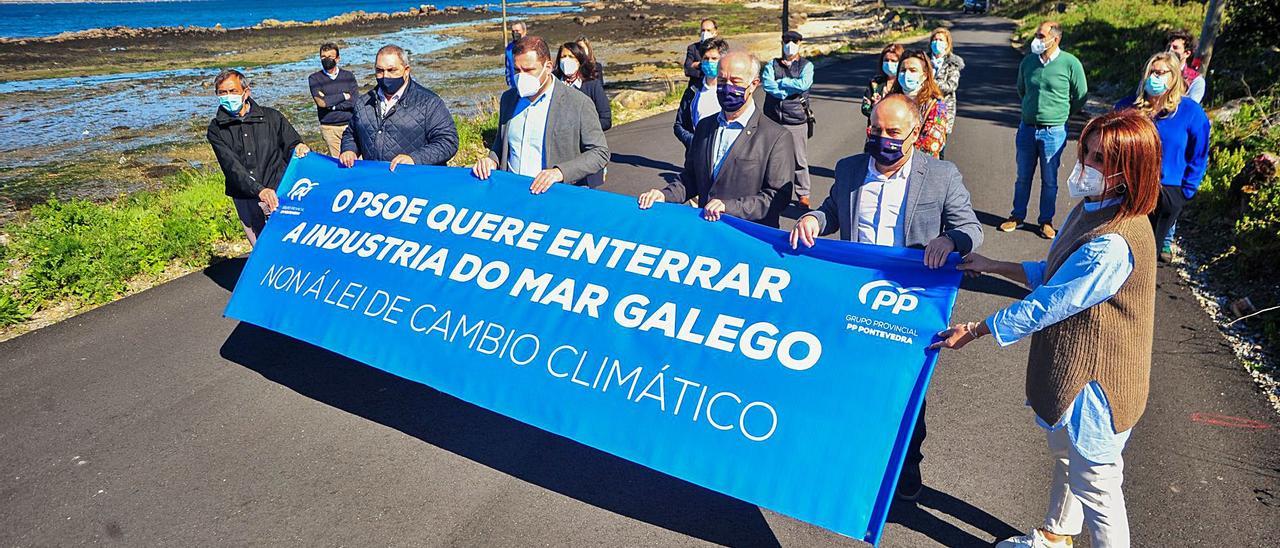 Acto de los políticos conservadores con representantes del sector mar-industria, ayer en Tragove (Cambados). |   // IÑAKI ABELLA