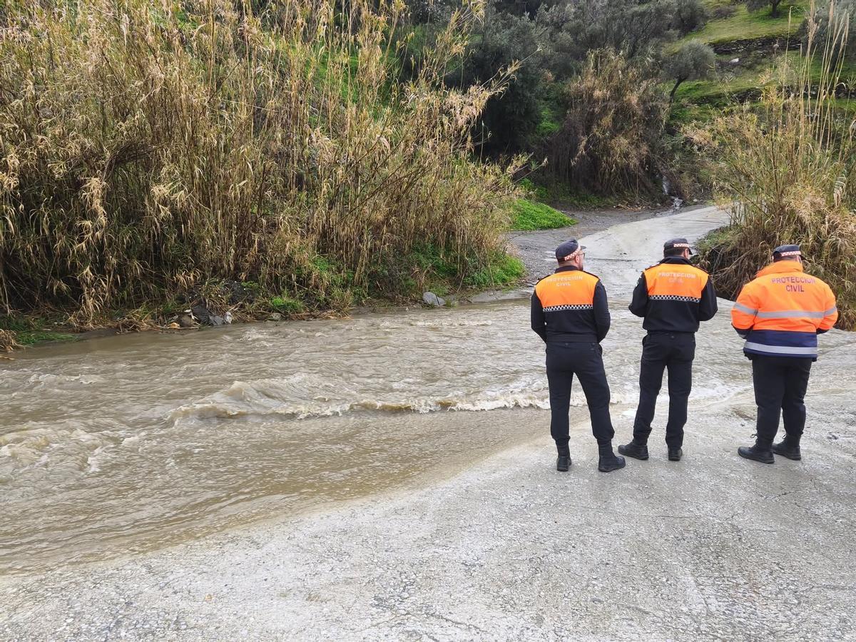 Protección Civil se ha unido a las labores de búsqueda de la mujer desaparecida en el río Turvilla, Sayalonga.