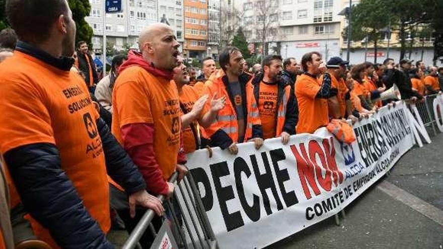 Trabajadores de Alcoa, increpando, ayer, al presidente del Gobierno, que acudió a un acto político en La Coruña.