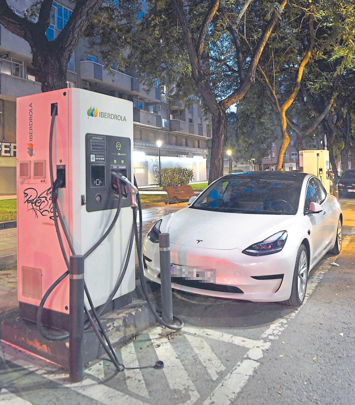 Un Tesla en un punto de carga en la ciudad de Murcia.