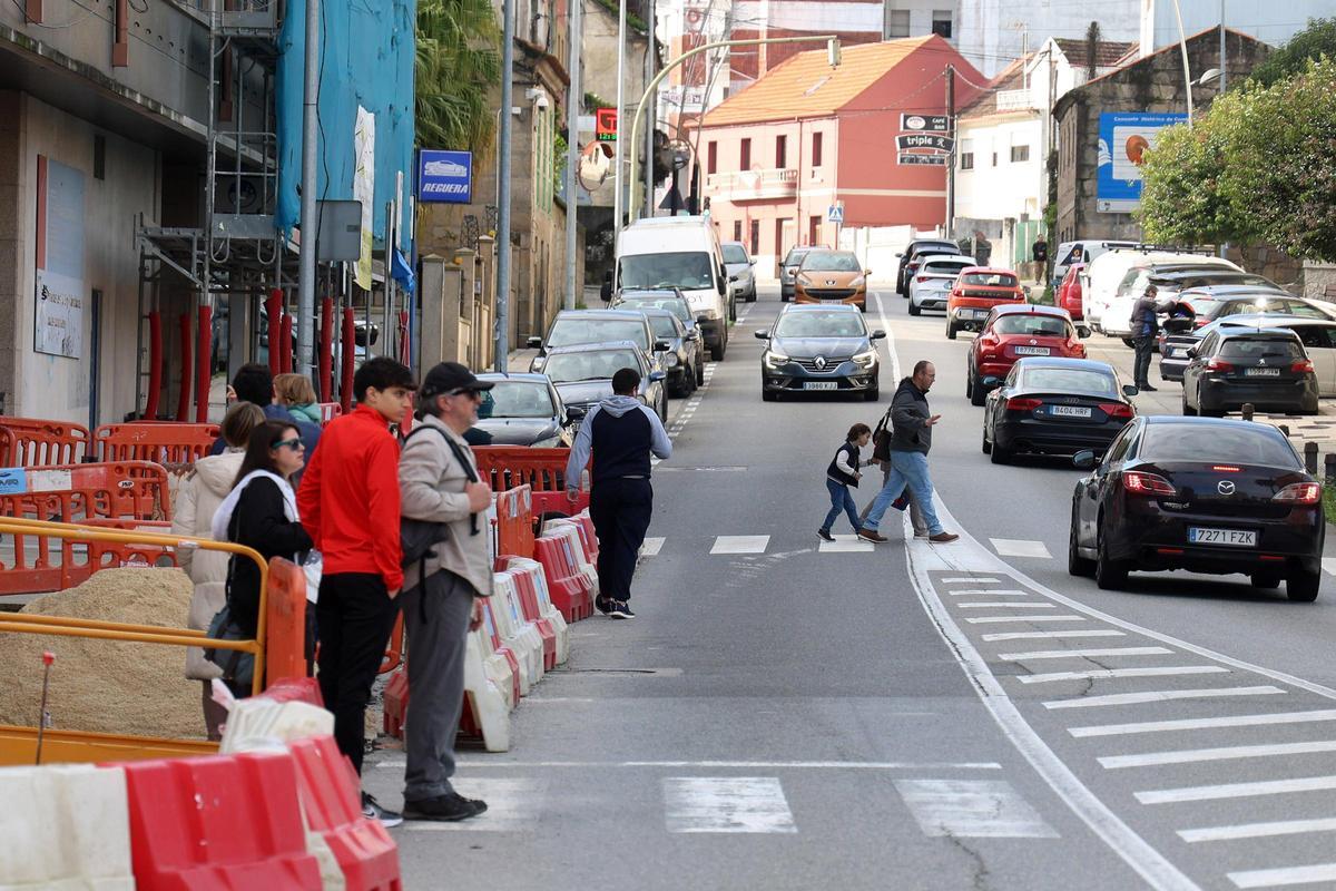 Peatones cruzando la PO-308 en la calle Andurique de San Salvador.