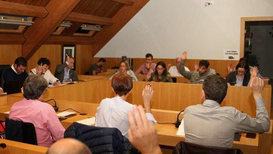 Los ediles estradenses, votando, durante el pleno de ayer. // Bernabé/Ana Agra