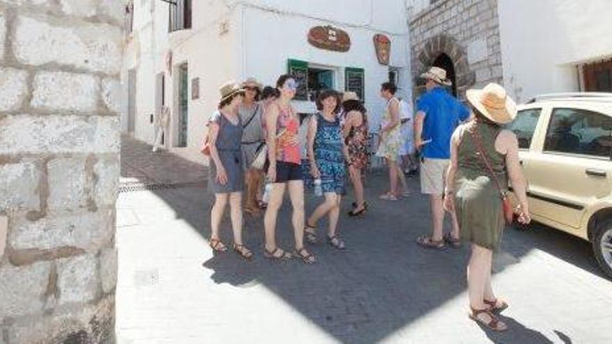 Turistas en Dalt Vila en una imagen de archivo.