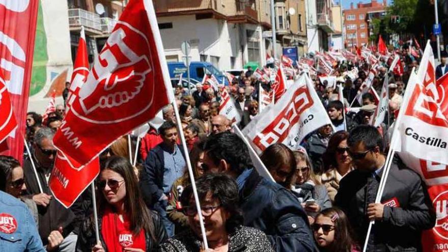 Los manifestantes del Primero de mayo durante el transcurso del recorrido por el barrio de San Lázaro.