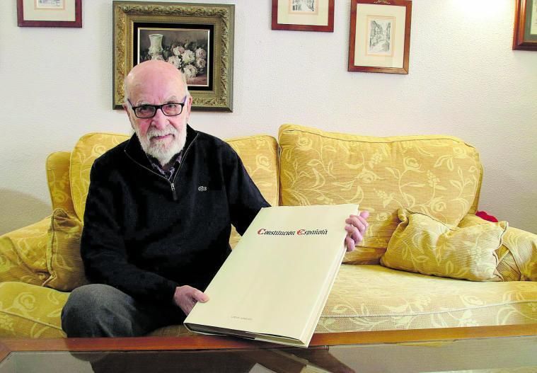 José García Pérez, esta semana con un ejemplar de la Constitución Española entregado a los diputados de la primera legislatura.