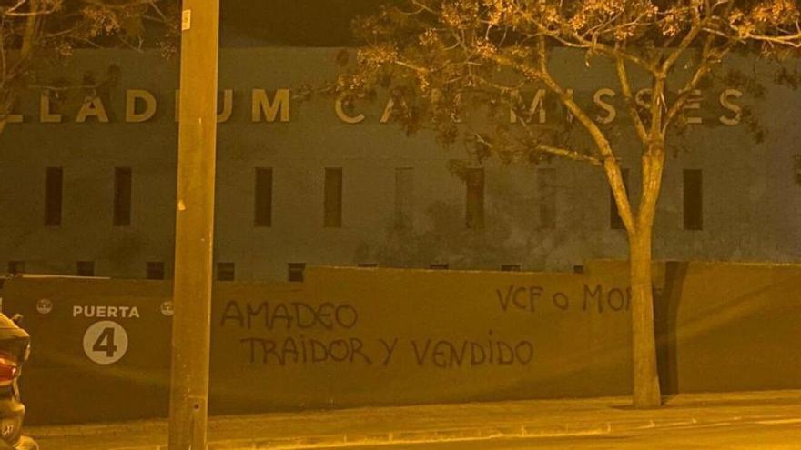 &quot;Amadeo traidor y vendido&quot;: Pintadas en el estadio de la UD Ibiza