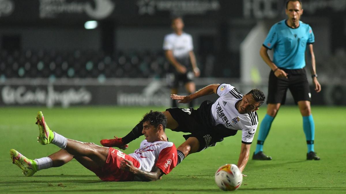 Un momento del partido entre el FC Cartagena y el Almería.