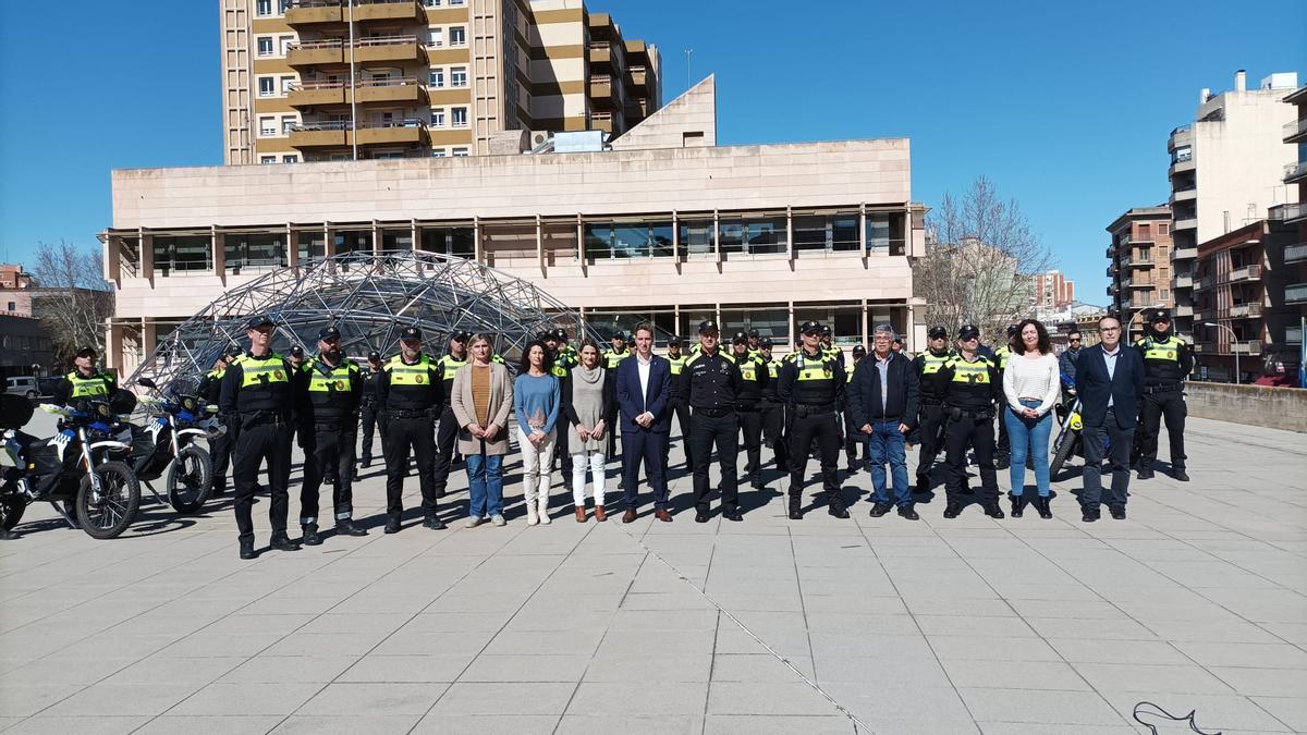 La Guàrdia Urbana amb el seu nou cap i els regidors del govern de Figueres.