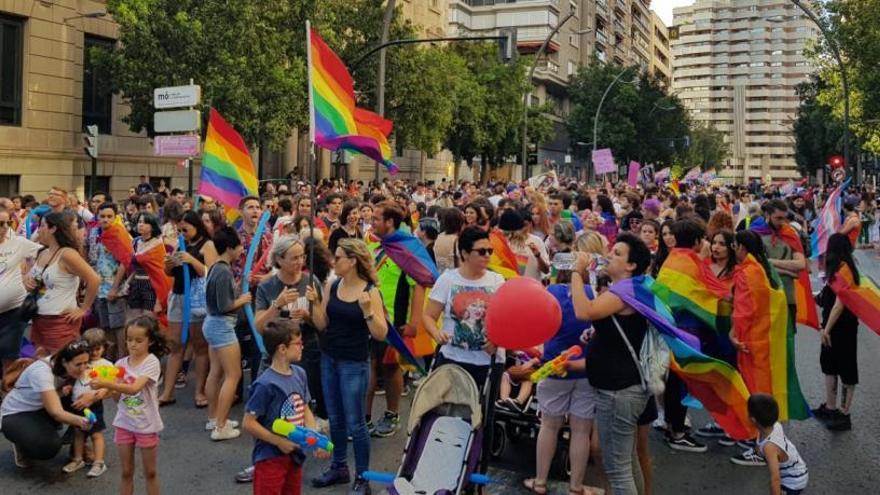 Un momento del desfile que recorre Murcia por el Orgullo.
