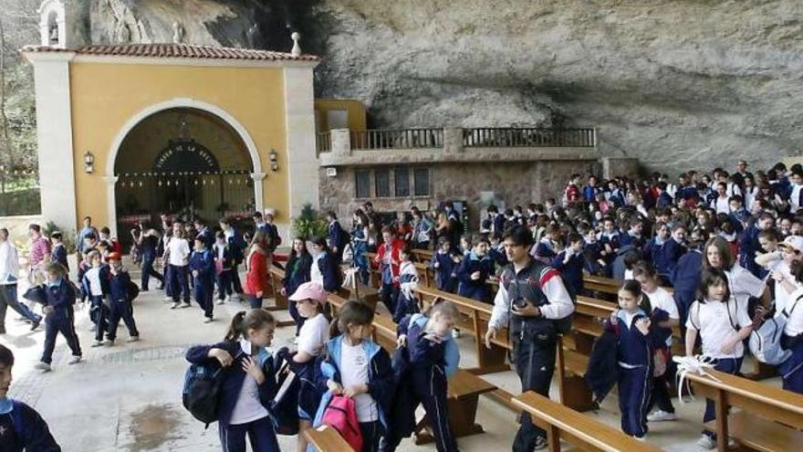 Un instante de la visita de los alumnos al santuario de La Cueva, en Piloña.