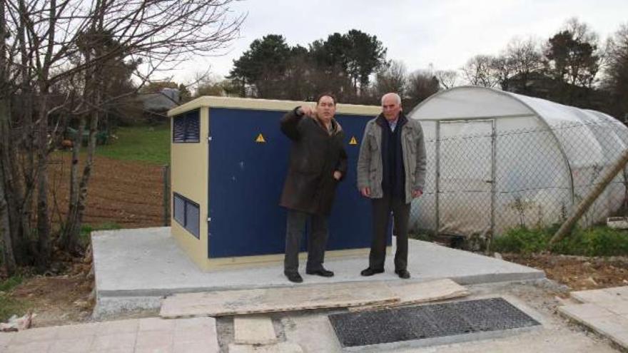 Crespo y González Bodaño, delante del transformador que abastece a los inmuebles.