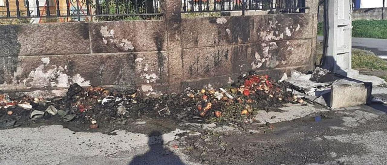 Los contenedores se quemaron en varios puntos de las parroquias de San Miguel y Caleiro.