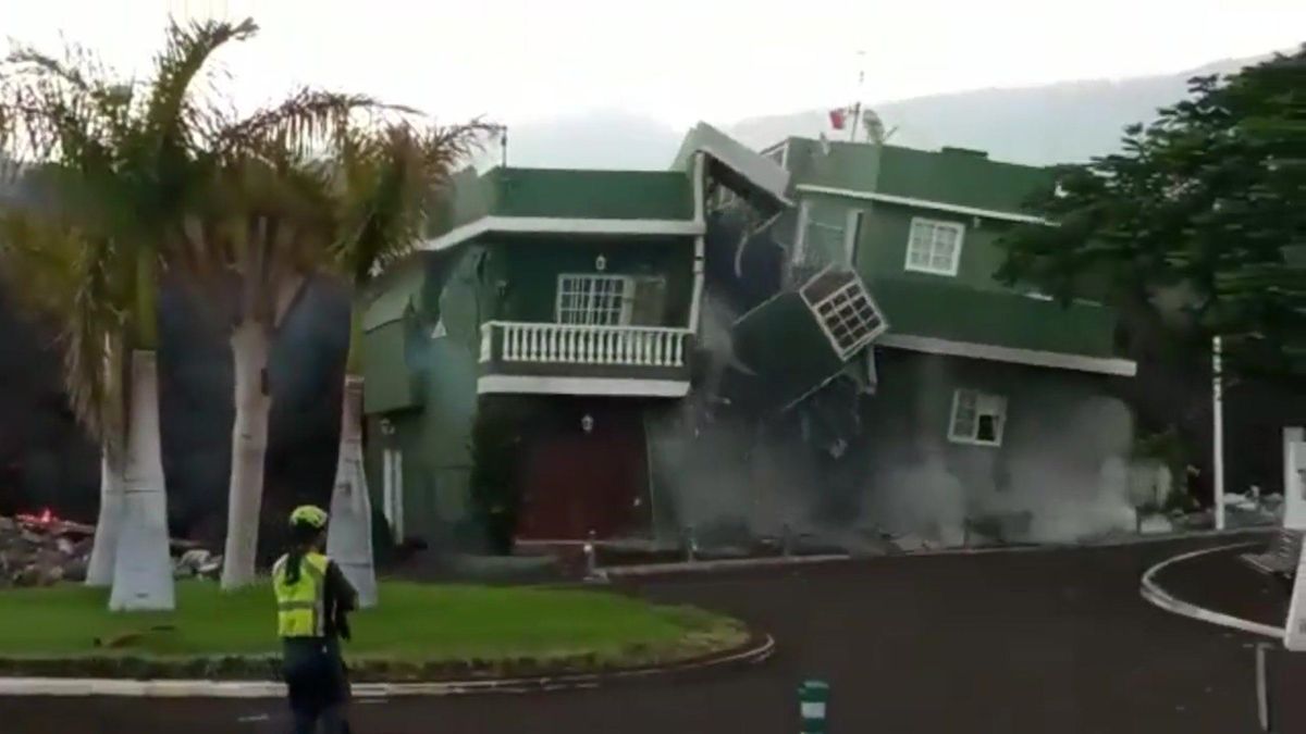 La lengua de lava del volcán de La Palma llega a la localidad de Todoque