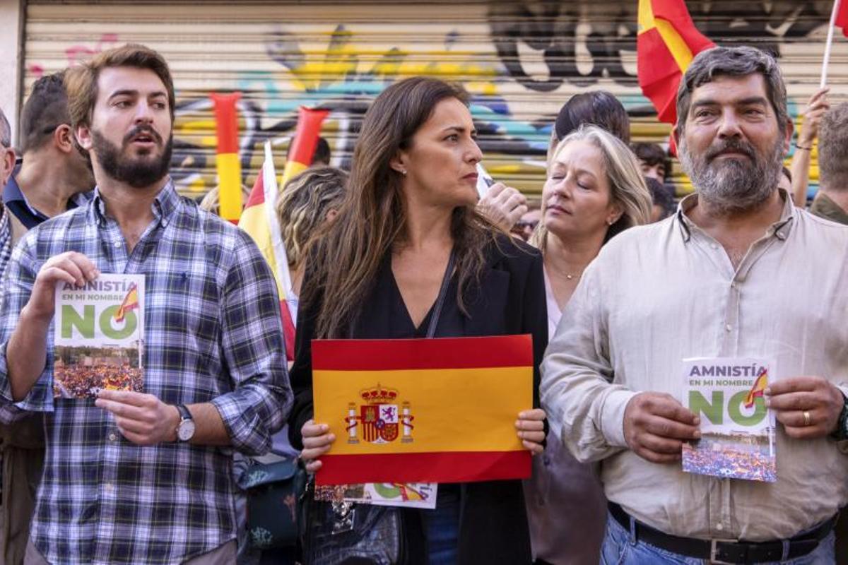 Garcia Gallardo (1i) , Idoia Ribas(c) , Pedro Bestard (d), todos de VOX protestan ante la sede del PSOE de Mallorca, esta mañana.-