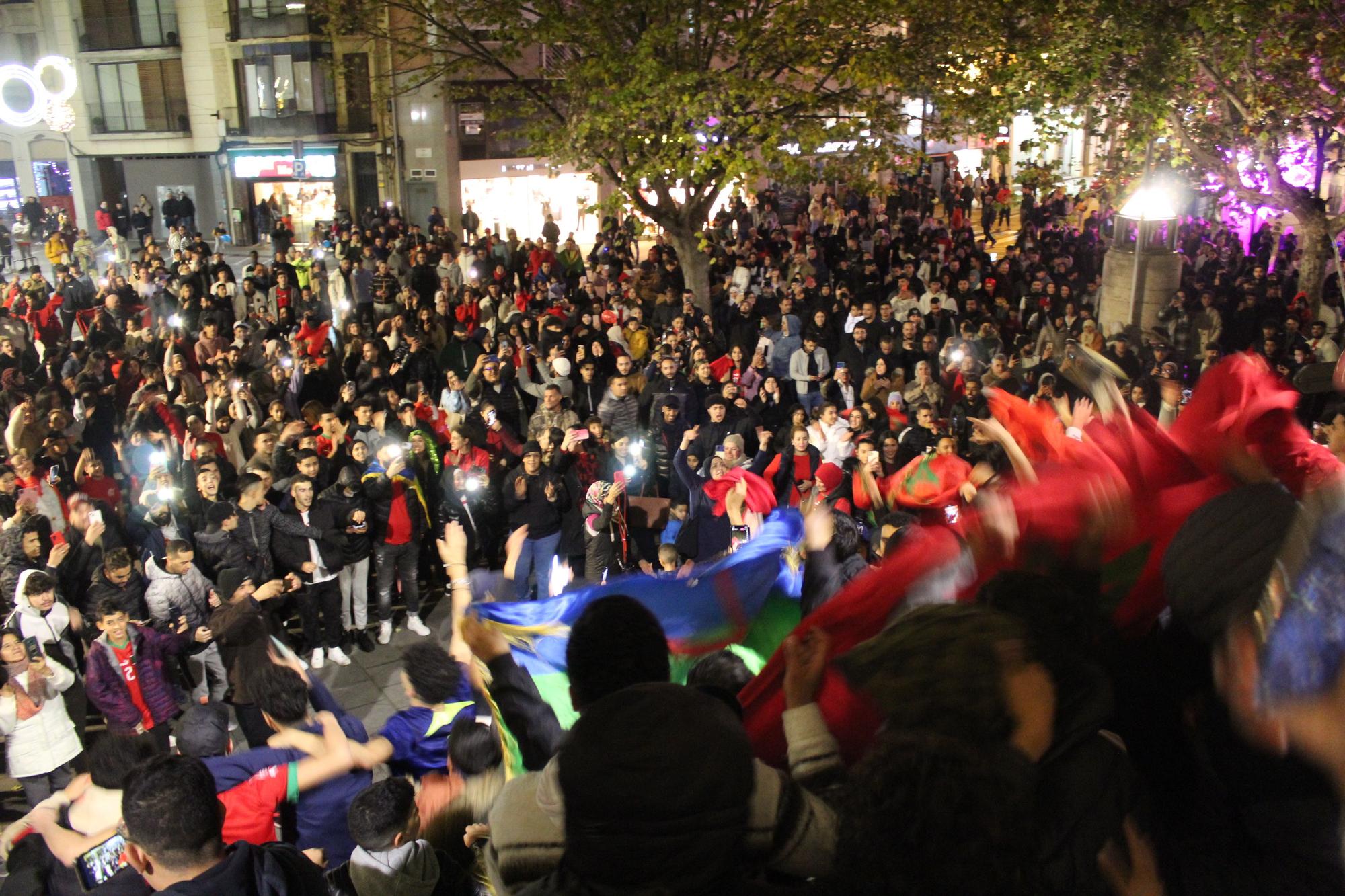 Eufòria entre la comunitat marroquí de Manresa en la celebració de la victòria contra Espanya al Mundial de Qatar