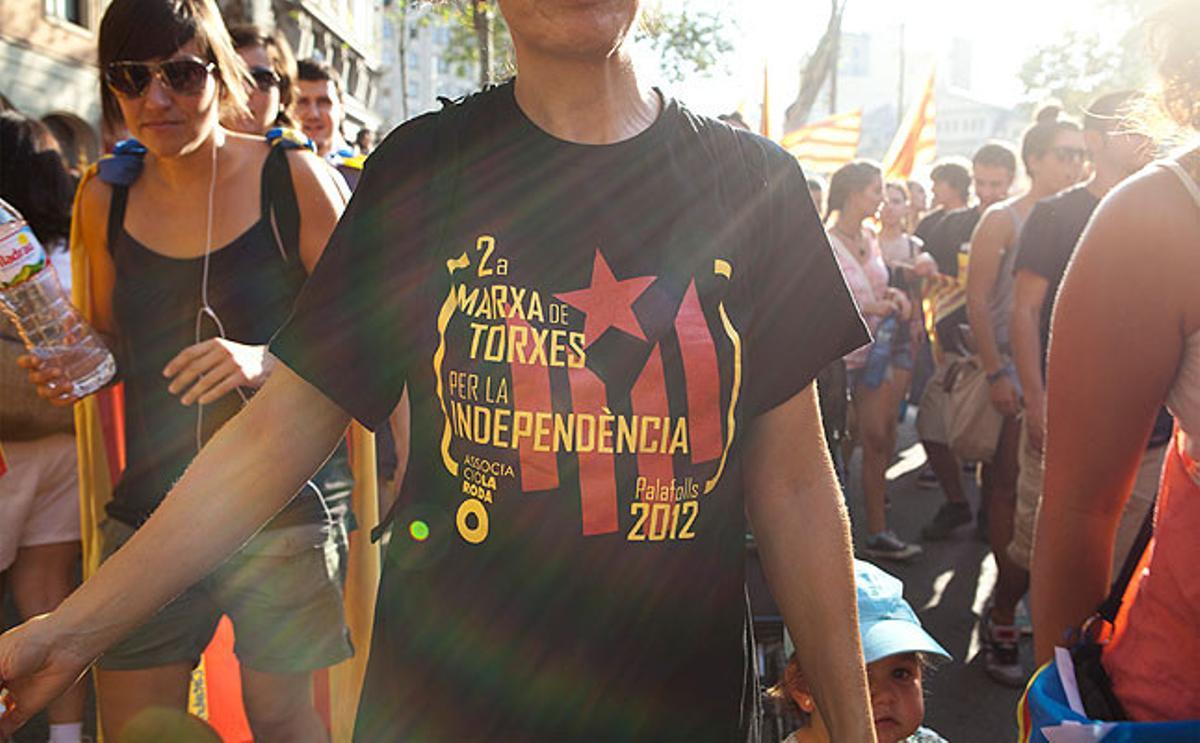 Los manifestantes han acudido a la manifestación con camisetas de todo tipo con mensajes a favor de la independencia