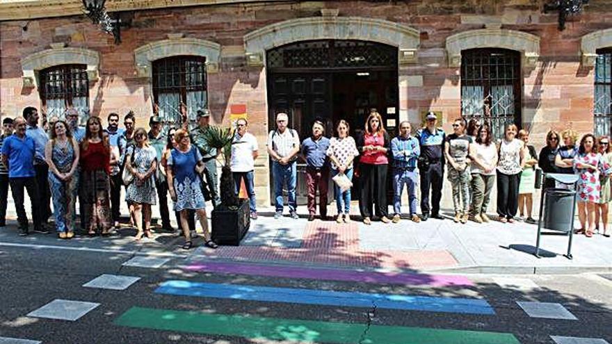 La corporación municipal, durante el minuto de silencio convocado.