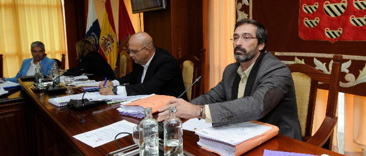 Podemos lleva a San Ginés a la Fiscalía por pagar facturas al margen de la ley