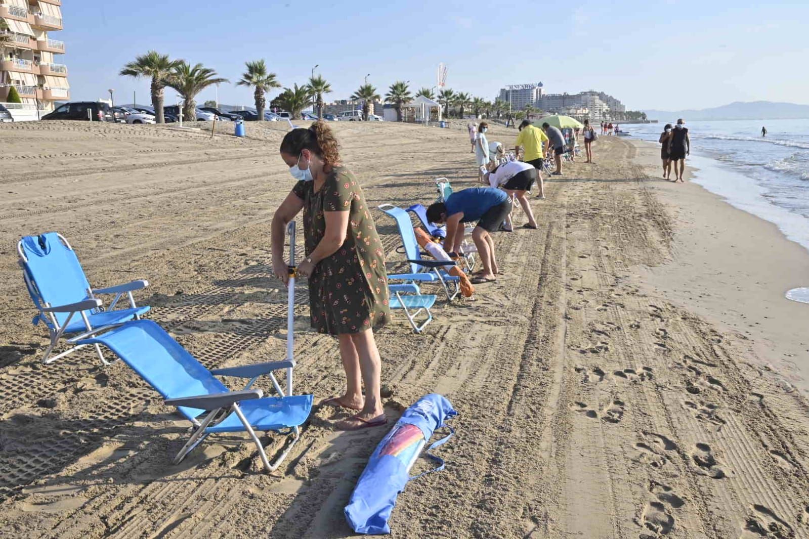 Los agentes actúan para evitar que los usuarios reserven primera línea de playa con las sombrillas