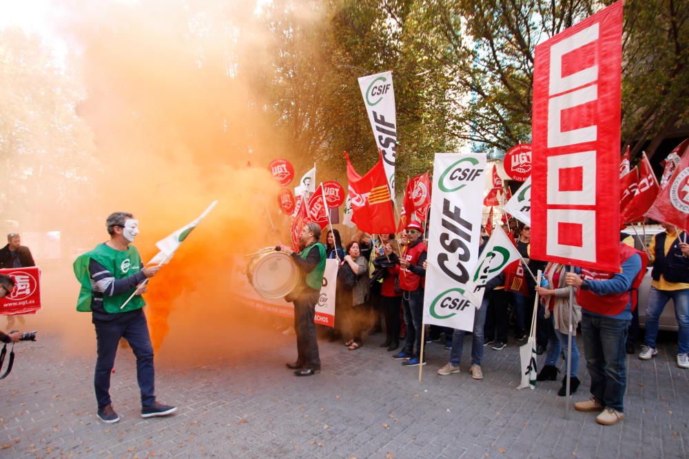 Protesta de funcionarios de Correos en Palma