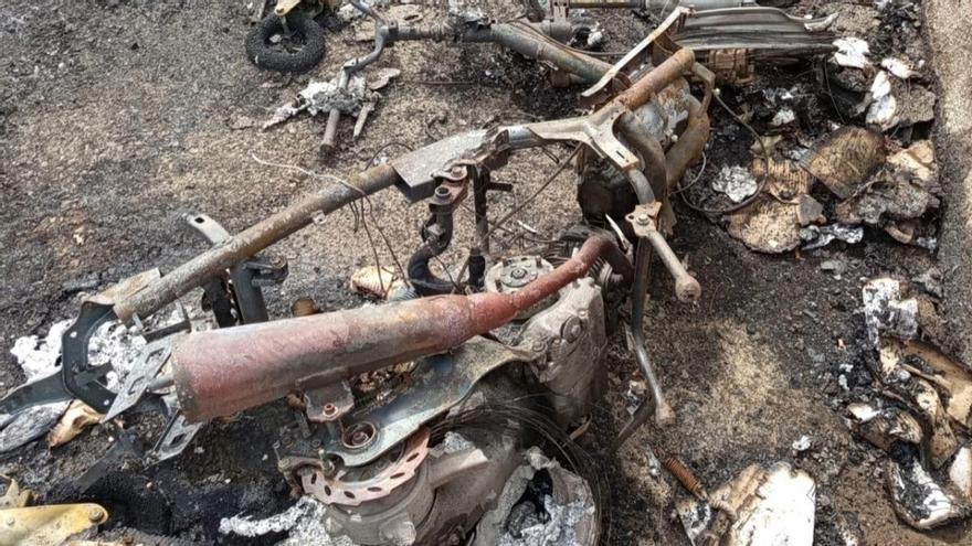 Incendio en Telde: arden cinco contenedores y una moto junto al IES de La Rocha