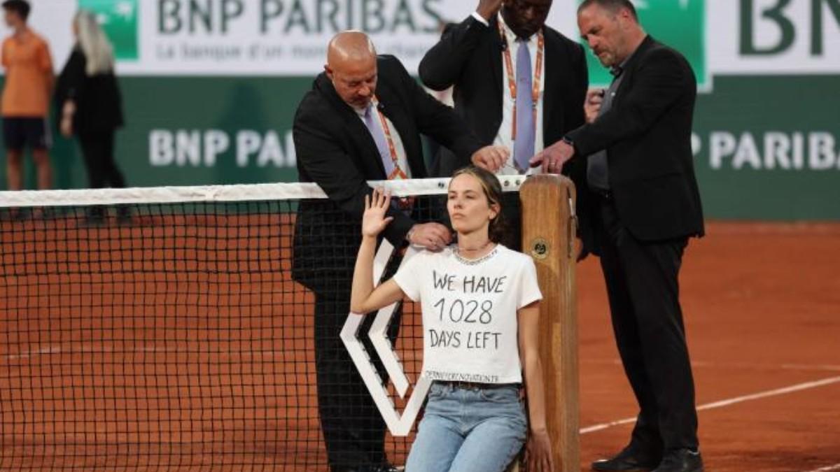 La espontánea, rodeada por la seguridad de Roland Garros