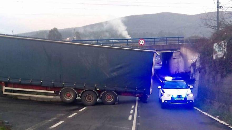 La Guardia Civil junto al camión que provocó este colapso de tráfico en el puente de Alba. // FdV