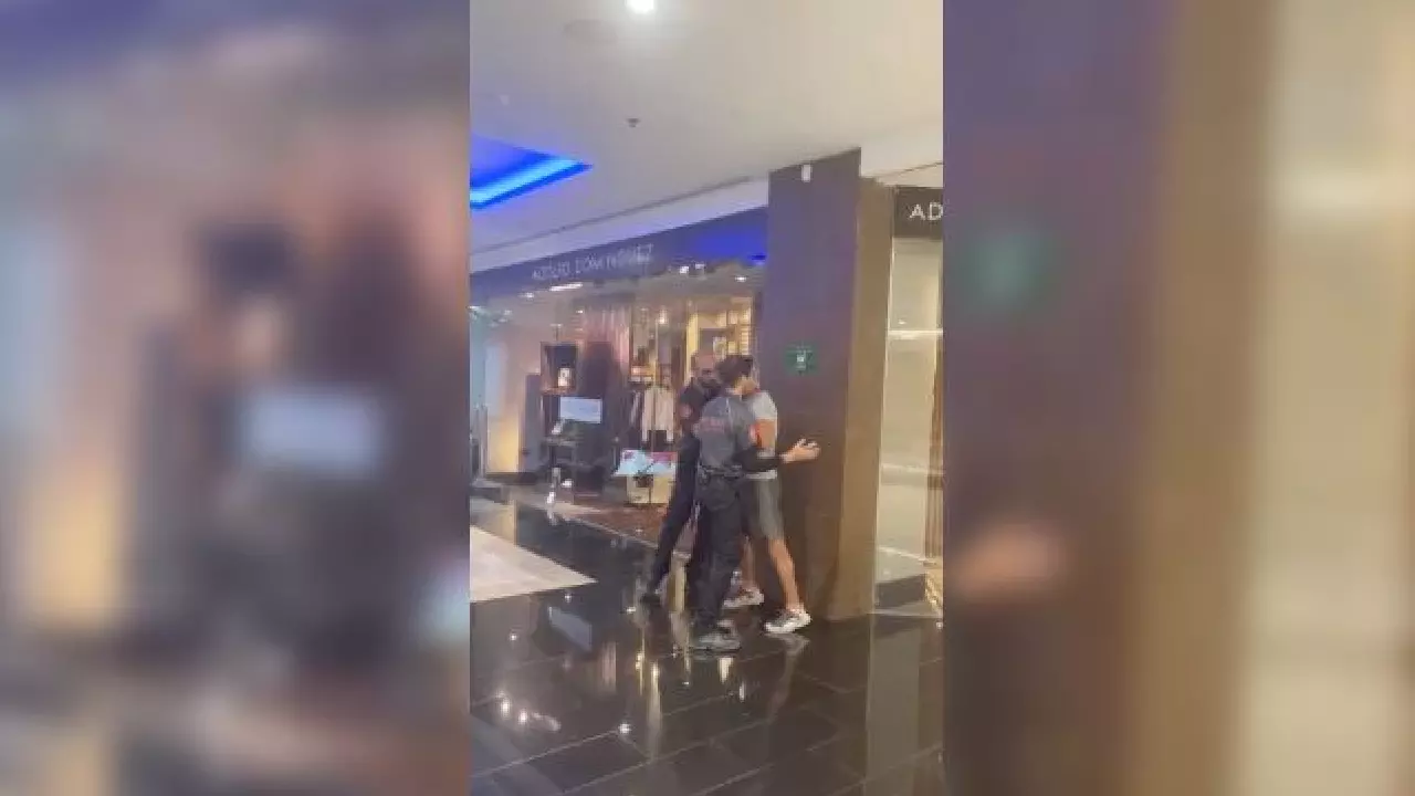 Pillan a un hombre dentro de los aseos femeninos de un centro comercial de Santa Cruz de Tenerife