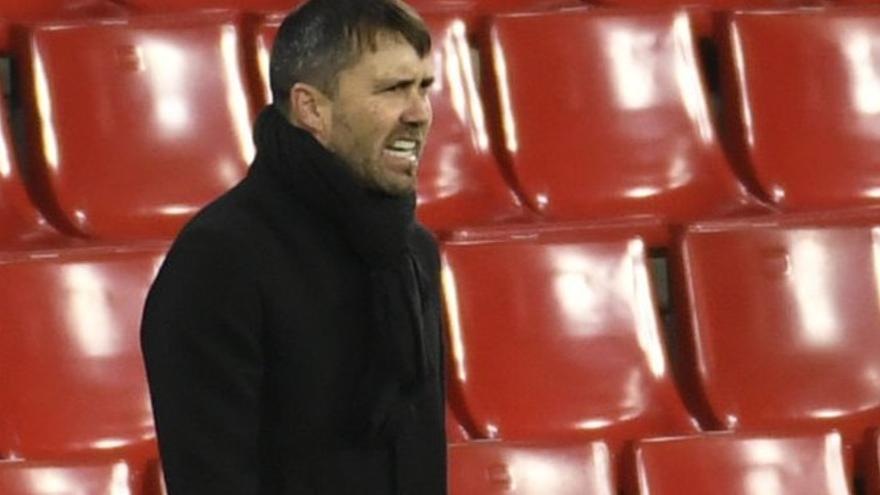 Eduardo Coudet dando instrucciones a sus jugadores en un partido.