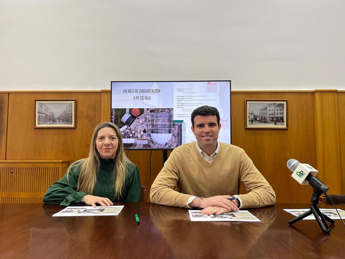 Lucía Seoane y Gonzalo Louzao presentan la programación de la carpa del Salmón en A Estrada