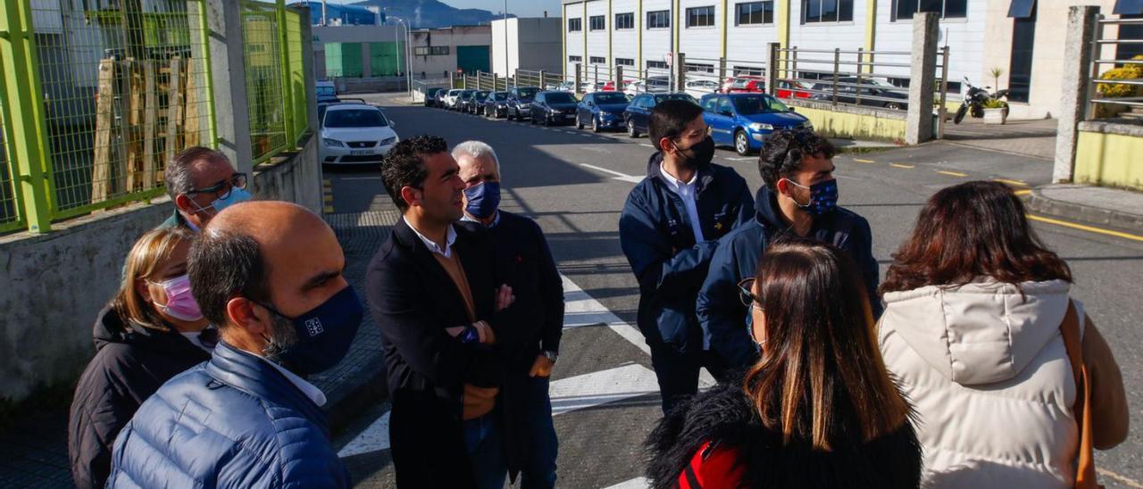 La delegación política encabezada por Luis López, ayer en el polígono de Trabanca Badiña. |   // IÑAKI ABELLA