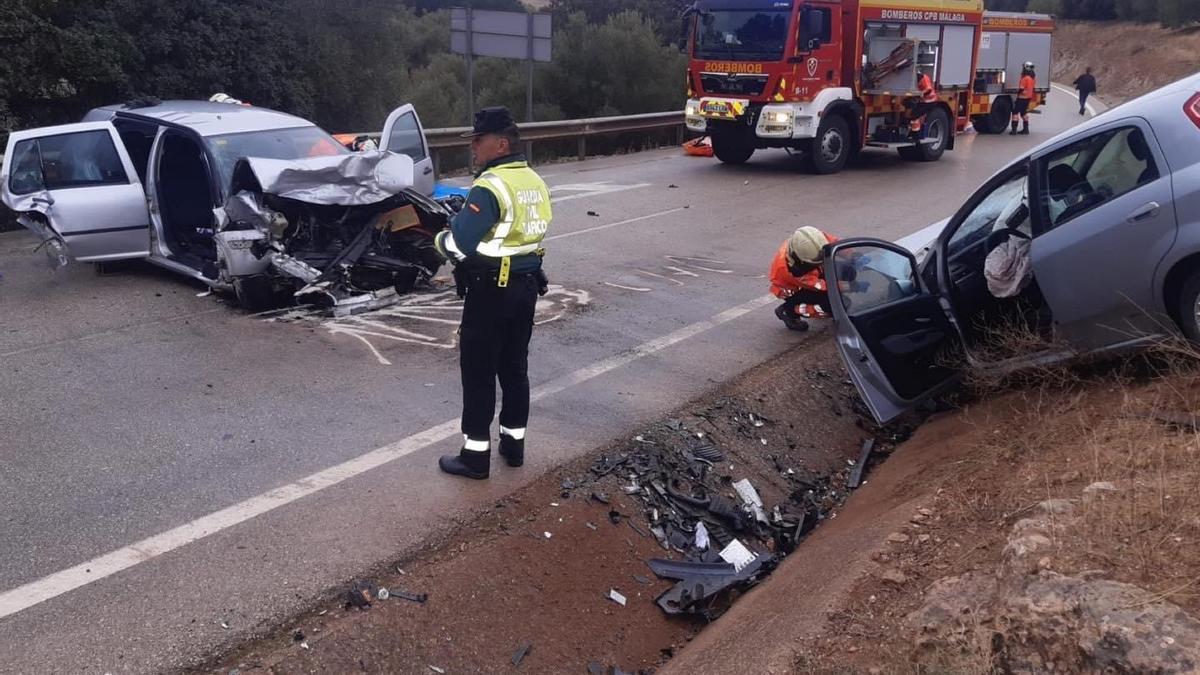 Los dos vehículos colisionaron frontalmente entre San Benito y el cruce de Cañada Pareja.