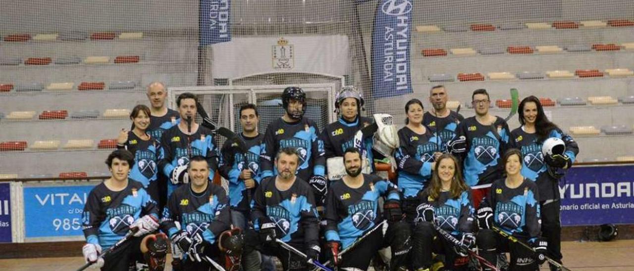 El equipo de hockey línea de Mieres, antes de un entrenamiento.