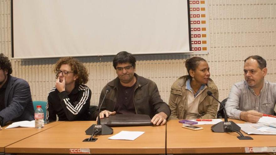 Los ediles de Guanyar, durante la asamblea ciudadana celebrada esta tarde dos días antes de abandonar el gobierno de Alicante