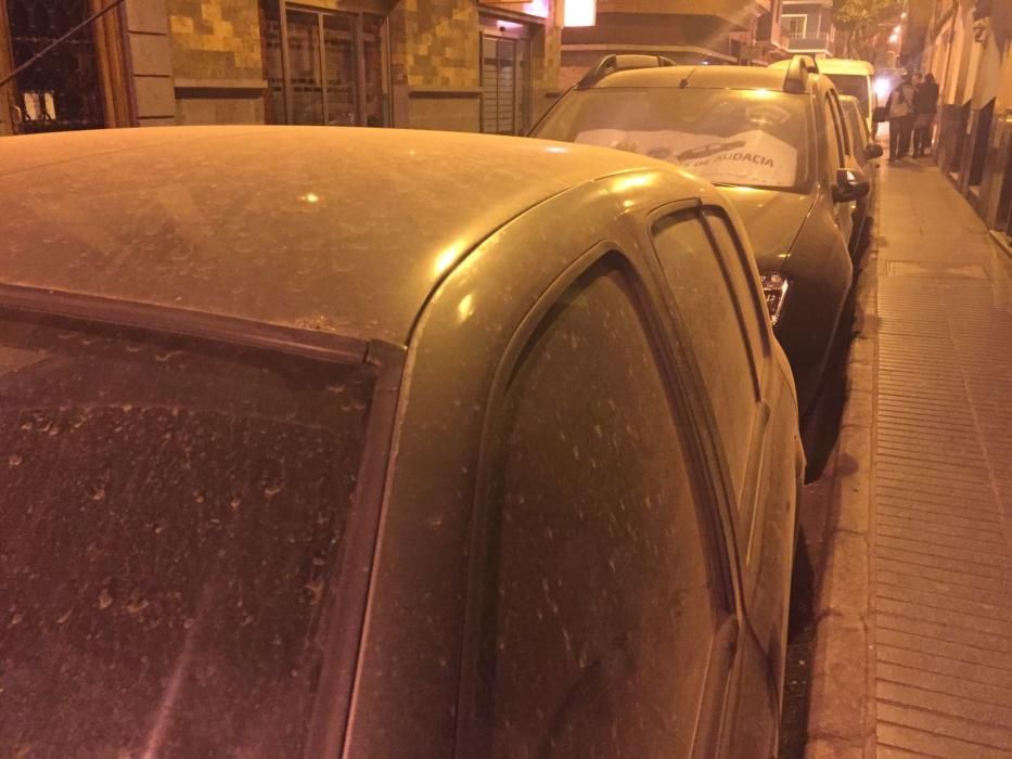 Coches llenos de polvo de calima en la capital