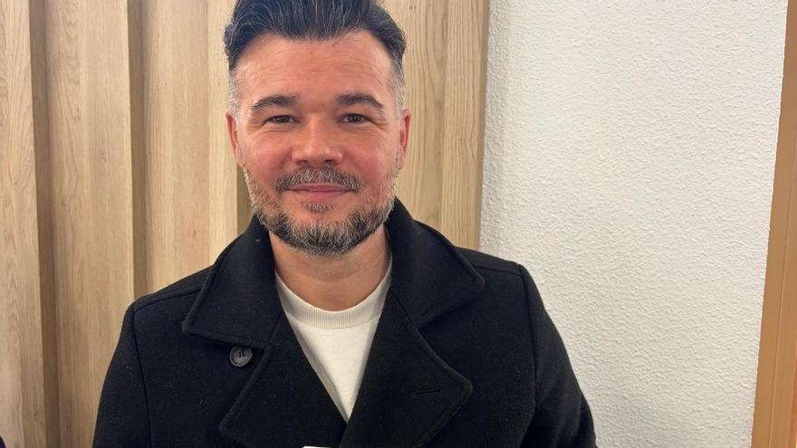 Rufián se lleva de l'Horta Sud el 'llibret' de la falla Som y 'gaiatos' con chocolate de Torrent