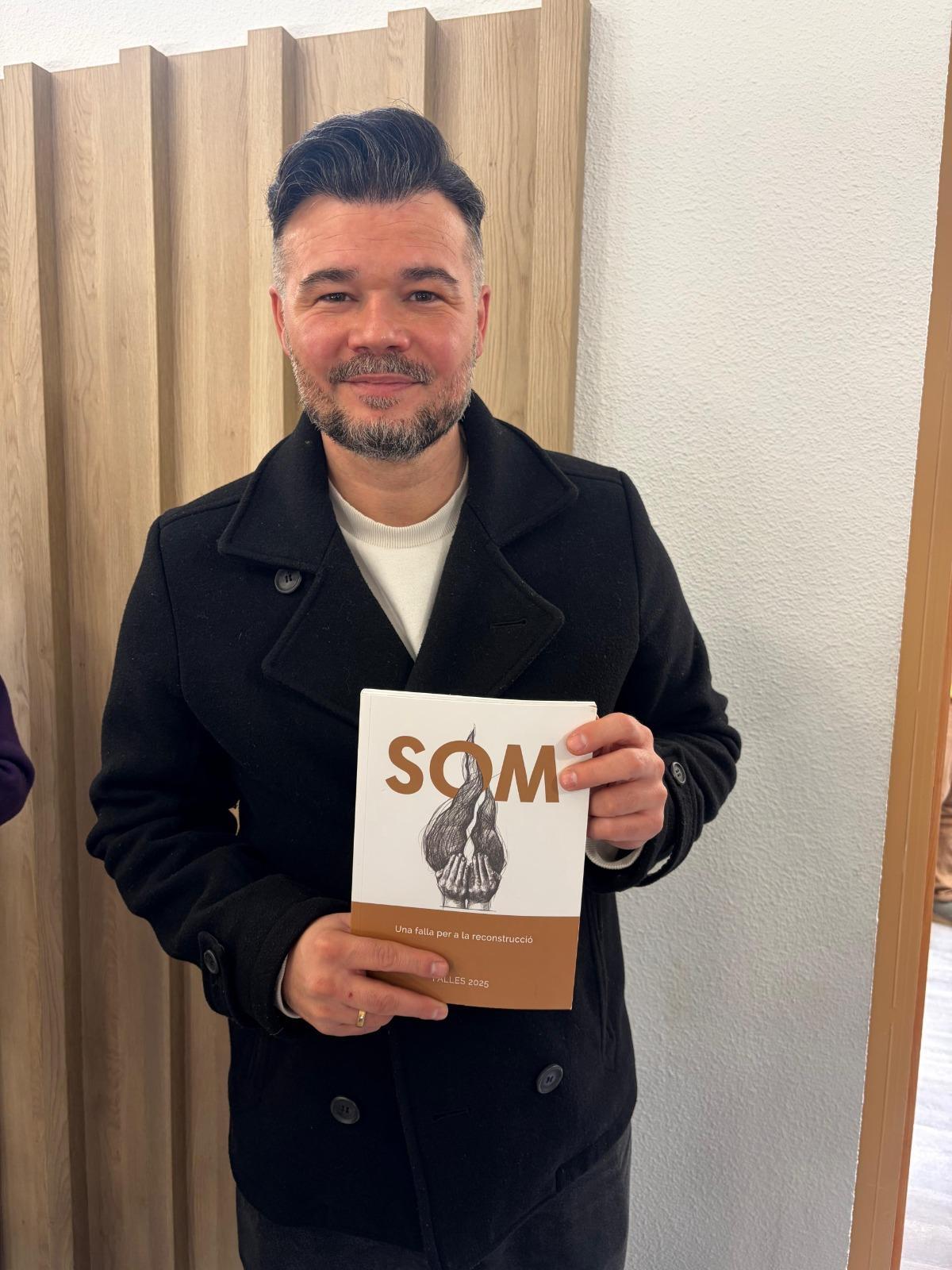 Gabriel Rufián con el llibret de la falla solidaria SOM que se plantó en Paiporta.