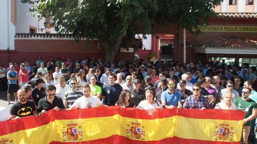 Apoyo a los policías nacionales de Badajoz desplazados en Cataluña