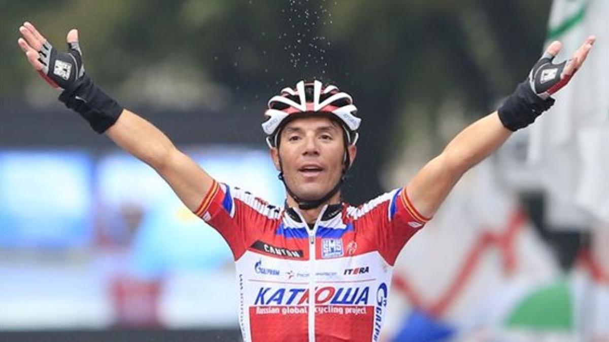 Purito levanta los brazos en la meta de Lecco como vencedor, por segundo año consecutivo, del Giro de Lombardía.