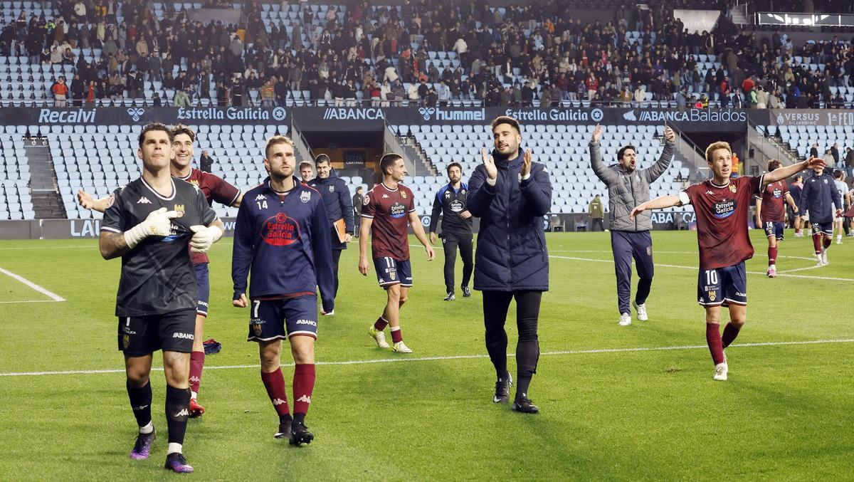 Los jugadores del Pontevedra agradecen el apoyo de la afición en Balaídos tras la victoria de ayer