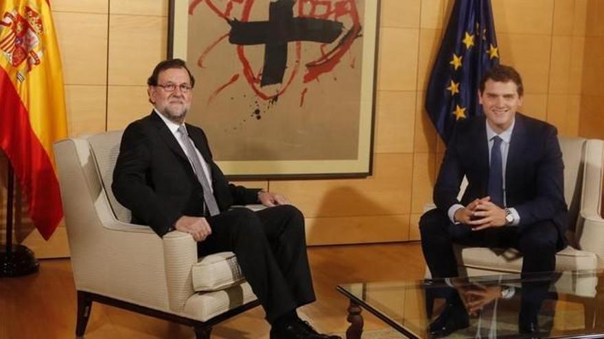 El PP anuncia una conversación entre Rajoy y Rivera que Ciudadanos desmiente