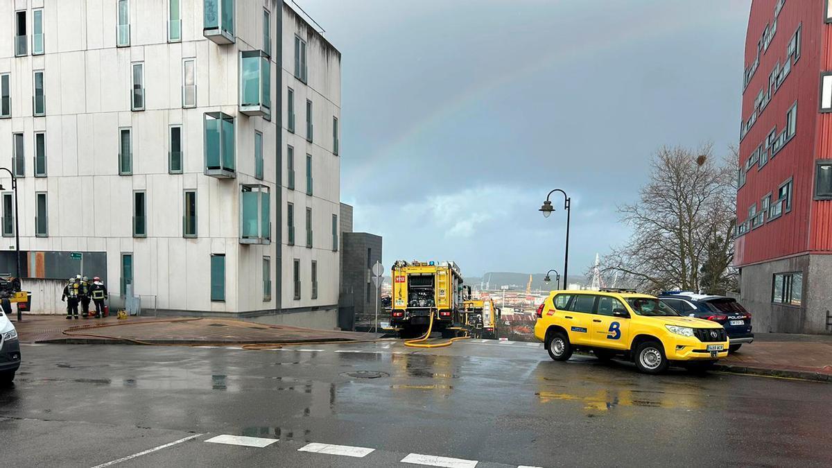 VÍDEO: Amplio despliegue policial y de Bomberos por incendio en un garaje en el barrio del Nodo, en Avilés