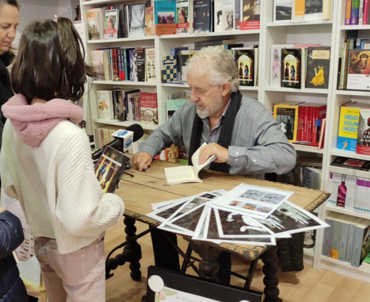 José María Lebrero durante una presentación de su libro "Thelma y Tiemblo" en una librería de Benavente.
