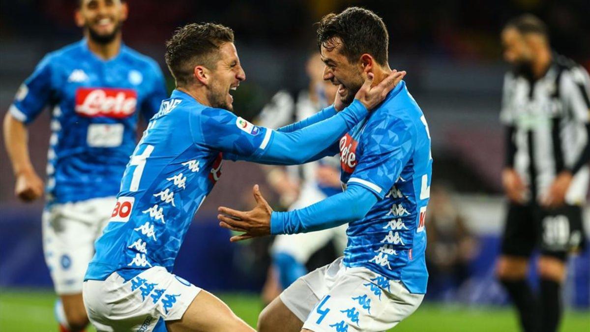 Mertens asistió a Younes (derecha) en el primer tanto del Nápoles contra el Udinese