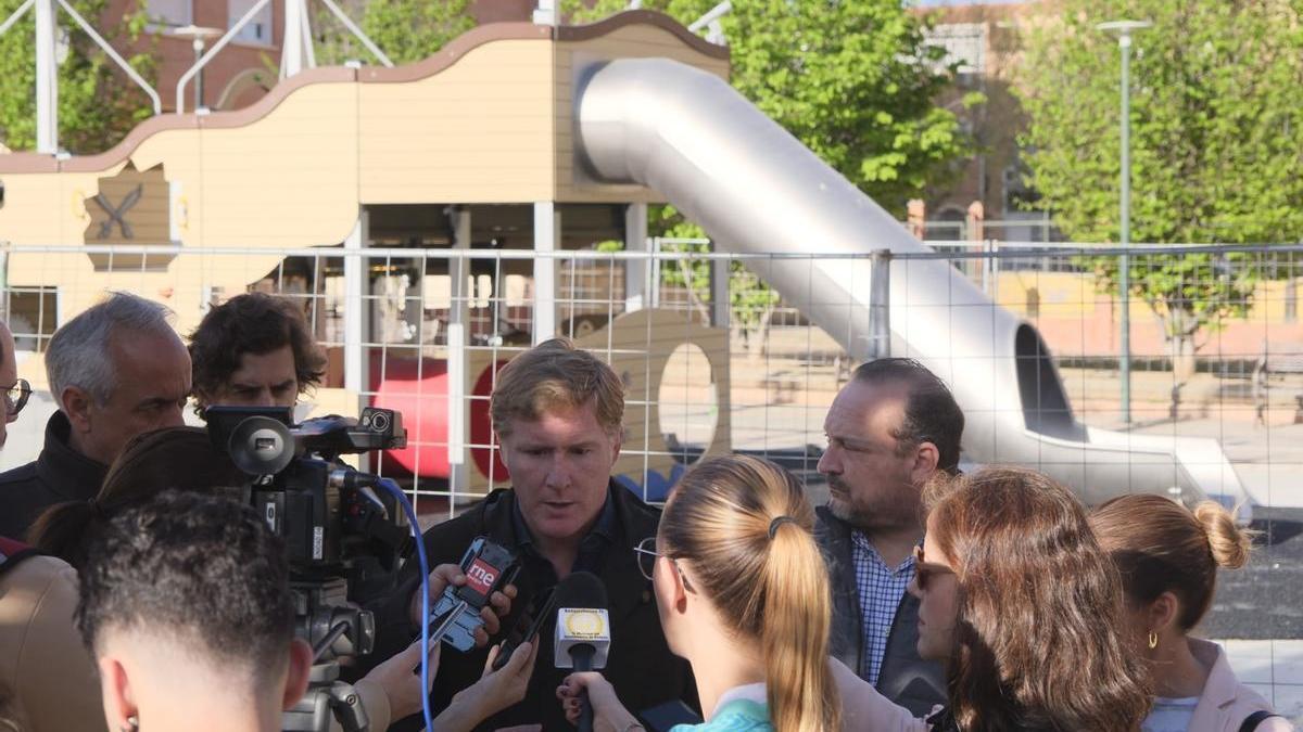 El alcalde atiende a los medios de comunicación, este martes, en el parque de Teresa Istúriz.