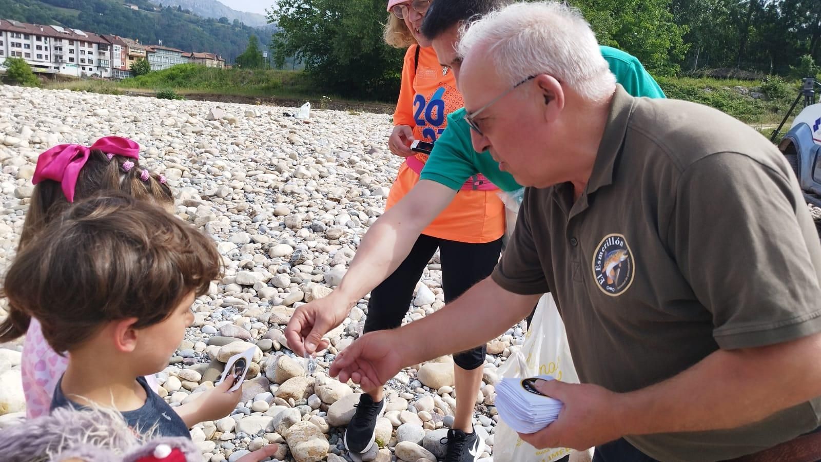 Los escolares de Arriondas repueblan el Sella con 5.000 alevines de trucha