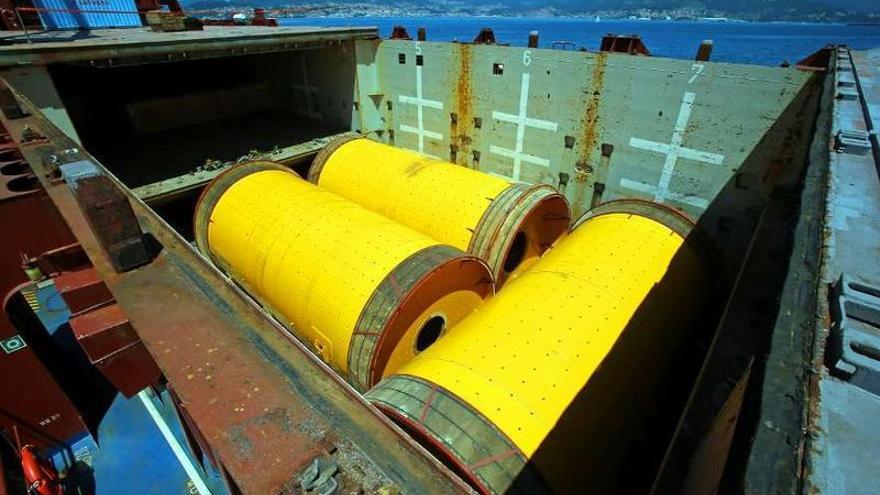 La gigantescas piezas, en la bodega del barco que zarpó ayer de Vigo con destino China.