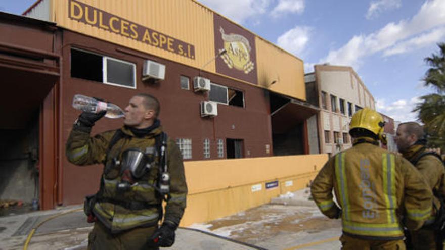 Un incendio arrasa una fábrica de bollería en Aspe.