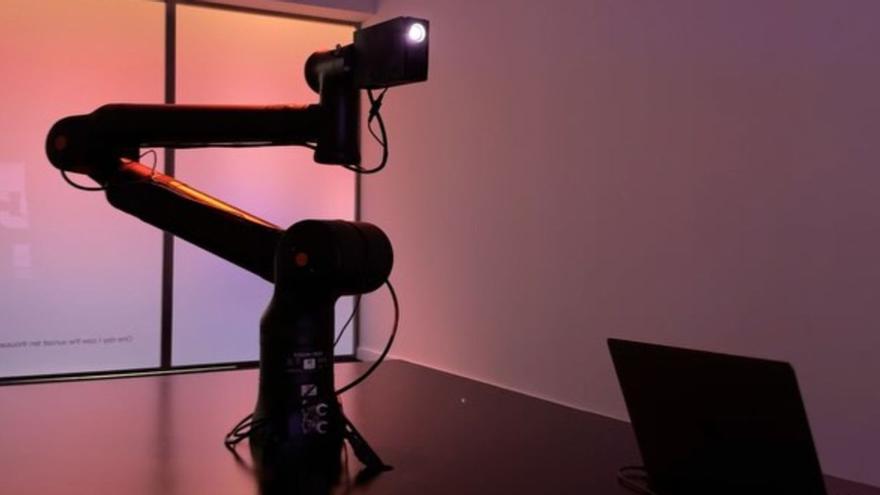 El robot industrial que muestra el sol